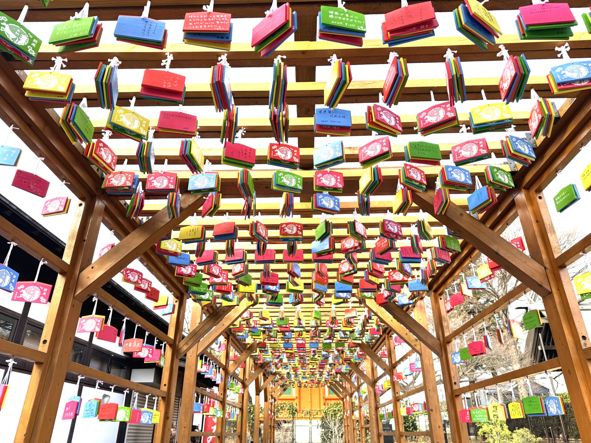 皆様の願いを掲げる絵馬装飾12月23日～2月15日　公園墓地青葉園（さいたま市）